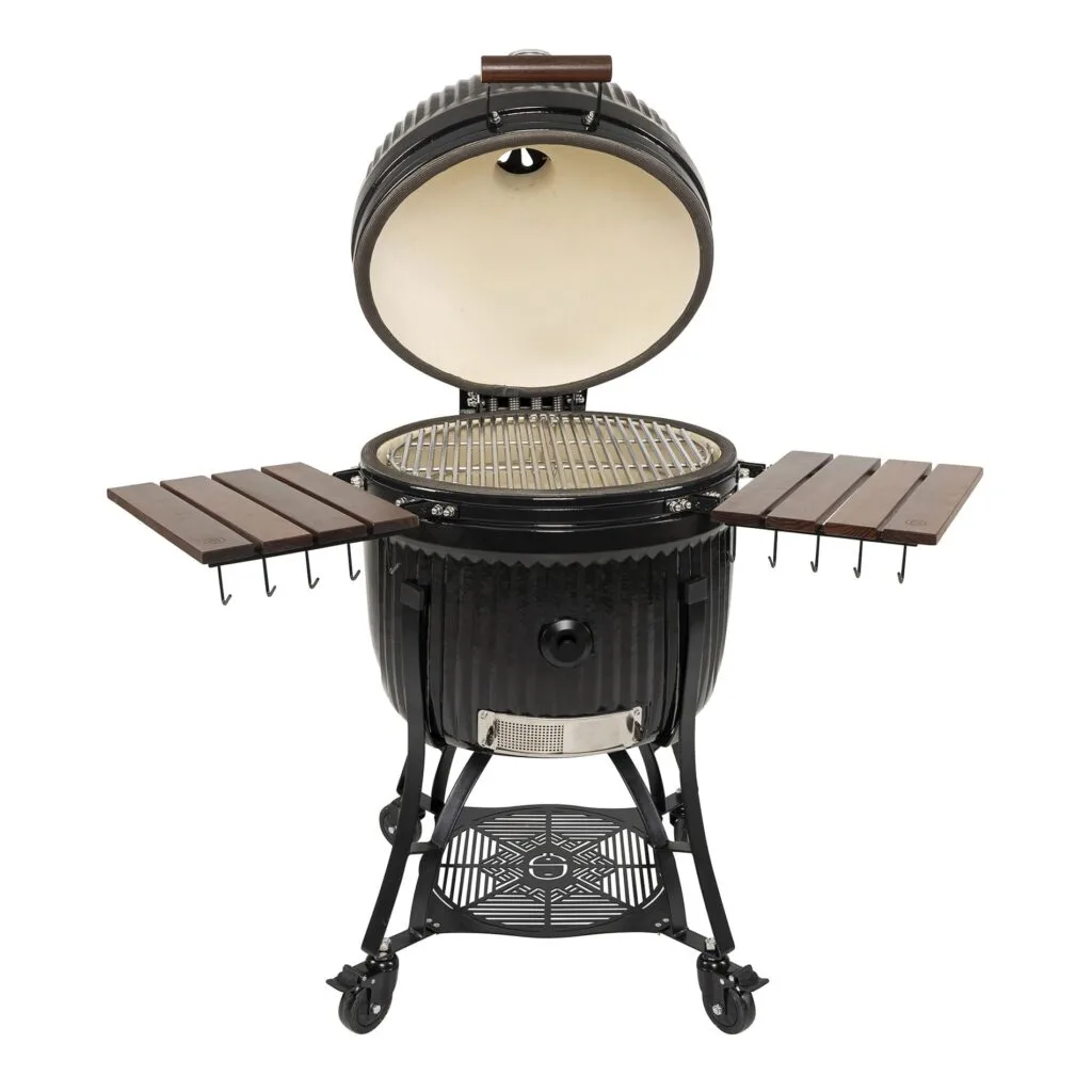 Parrilla cerámica Kamado Sumo Maxi-2 con la tapa abierta y estantes laterales