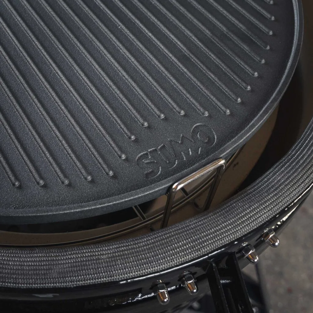 Reversible cast iron grill plate for Kamado Sumo grill