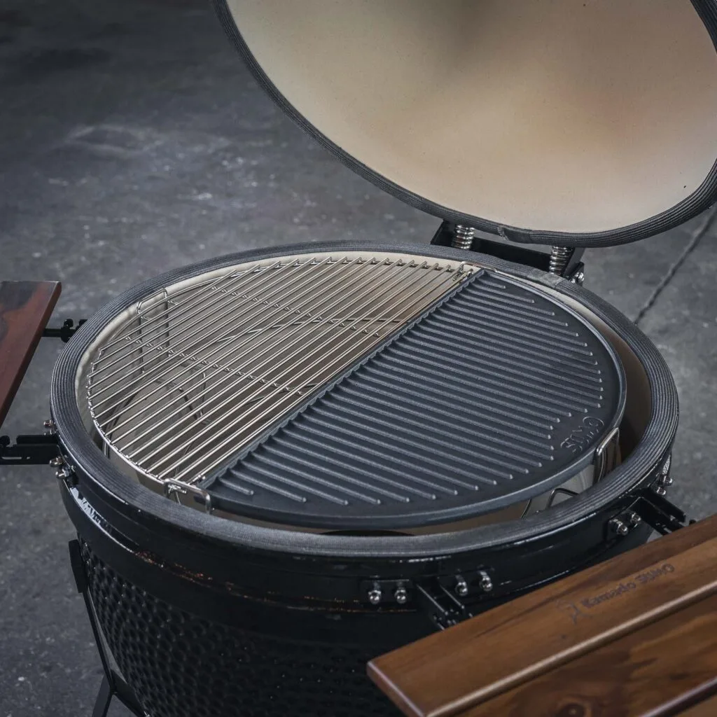 Reversible cast-iron grilling plate for Kamado Sumo grill