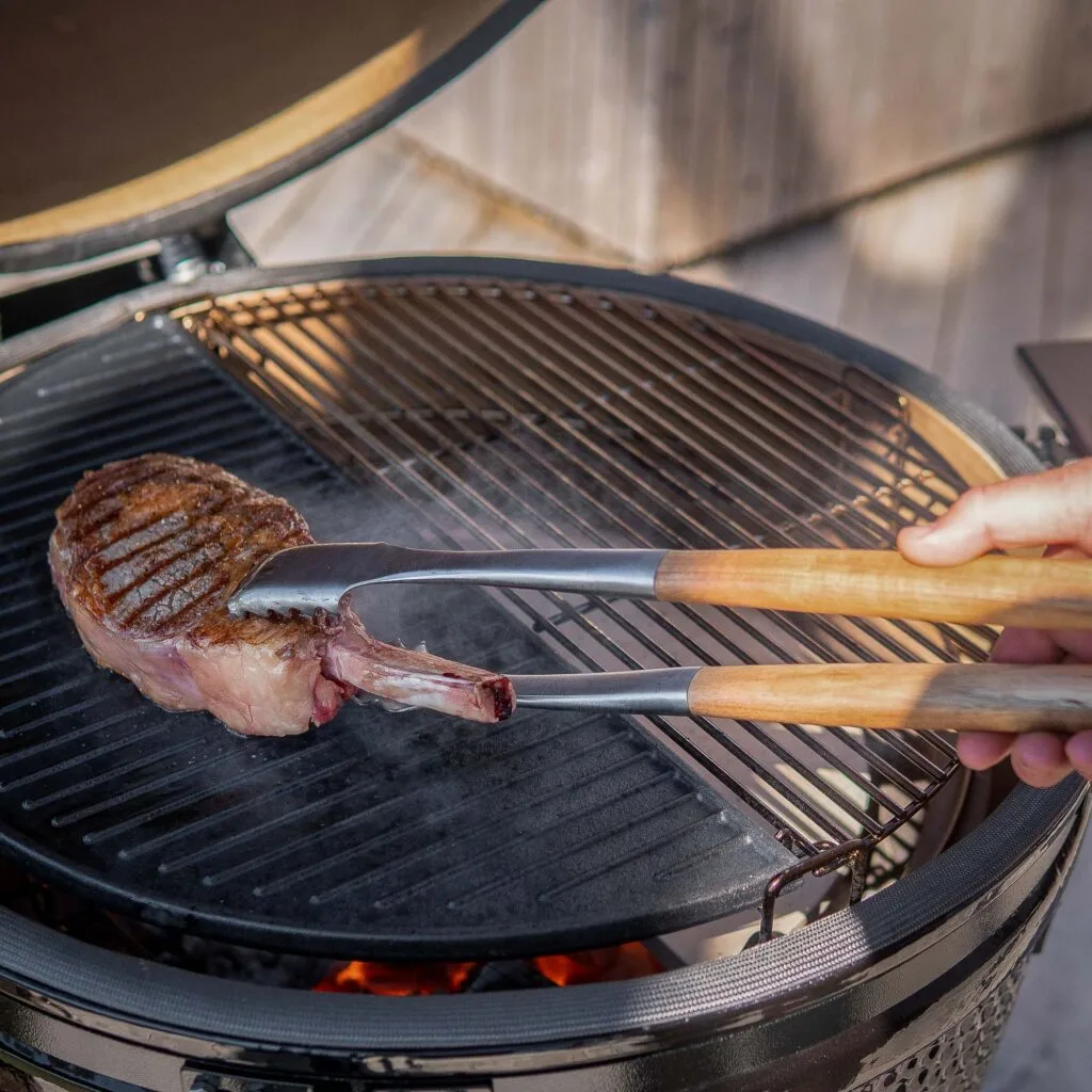 Grilltång med handtag i akaciaträ