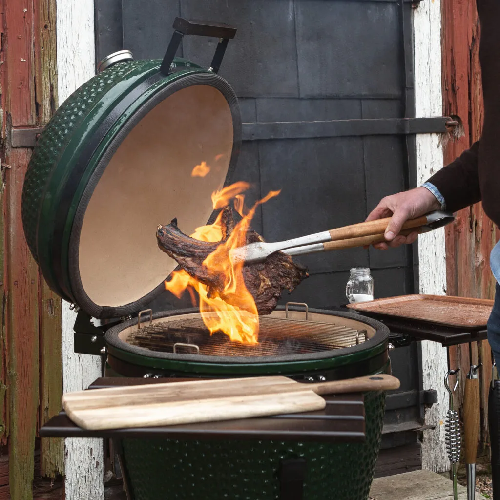 Grilltång med handtag i akaciaträ
