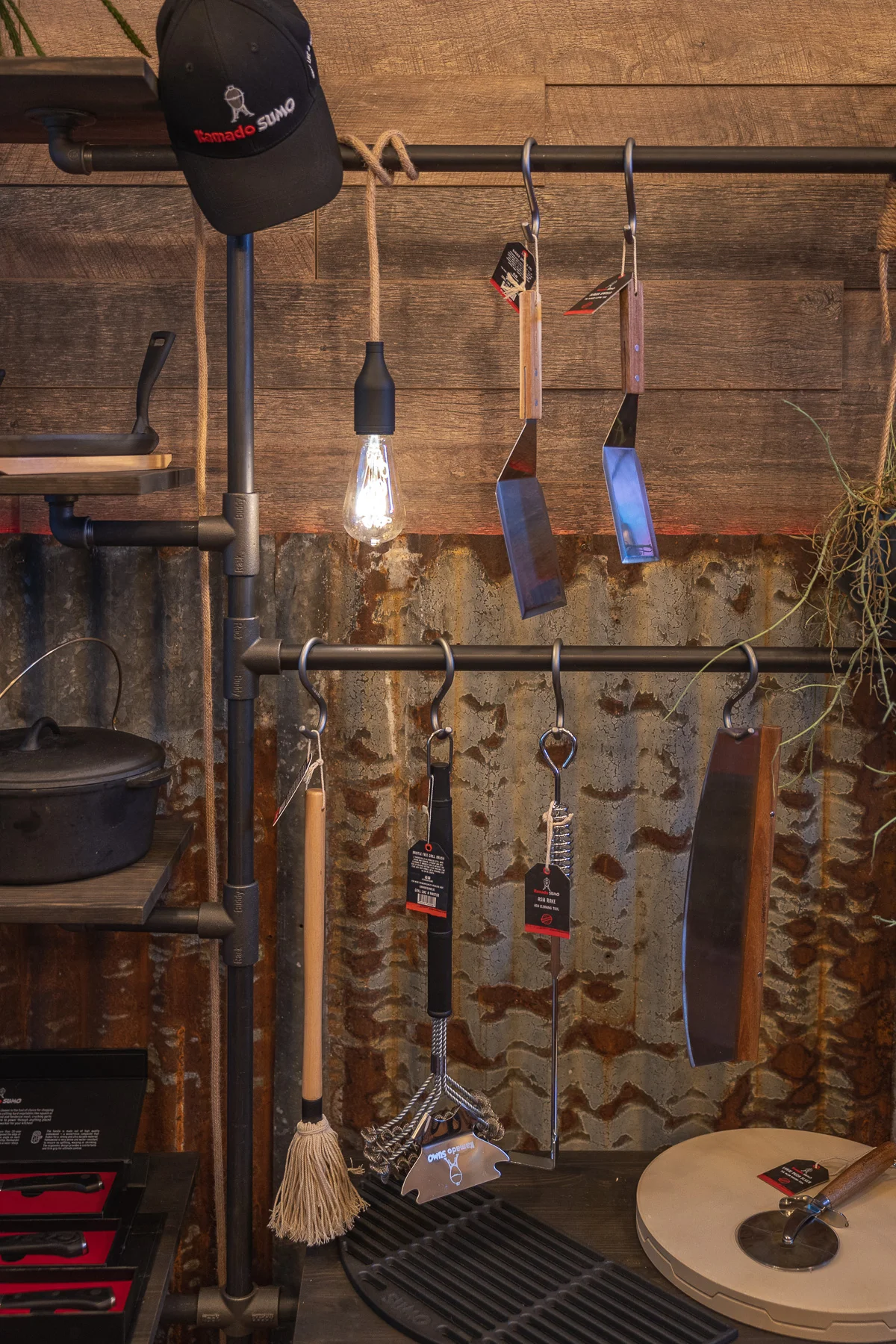 Grillverktyg och tillbehör i Kamado Sumos showroom