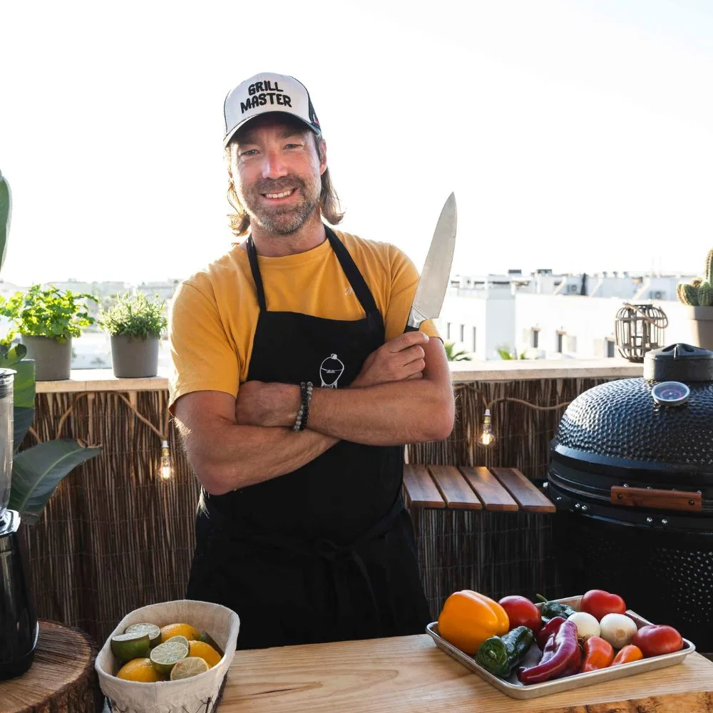 Anders Nilsson, grundaren av Kamado Sumo, poserar med en Kamado Sumo Classic Maxi bredvid sig.
