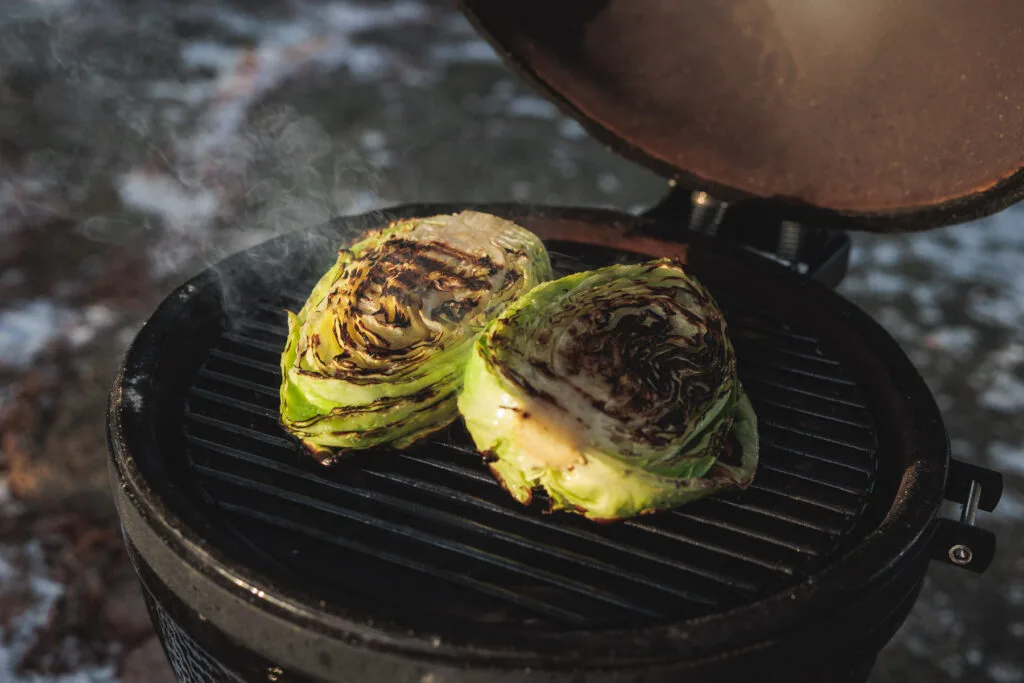 Grilled pointed cabbage WITH SESAME AND PEANUTS.